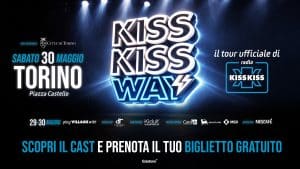 kiss kiss way torino Manifesto promozionale del tour Kiss Kiss Way a Torino (Piazza Castello), sabato 30 maggio, con invito alla prenotazione del biglietto gratuito. Visual centrale con logo ‘KISS KISS WAY’ illuminato da effetti luce blu e scena da palco. A destra indicazione ‘il tour ufficiale di Radio Kiss Kiss’. In basso call to action ‘Scopri il cast e prenota il tuo biglietto gratuito’ e riferimenti sponsor e partner dell’evento.