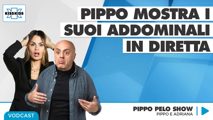 Pippo Pelo mostra i suoi addominali