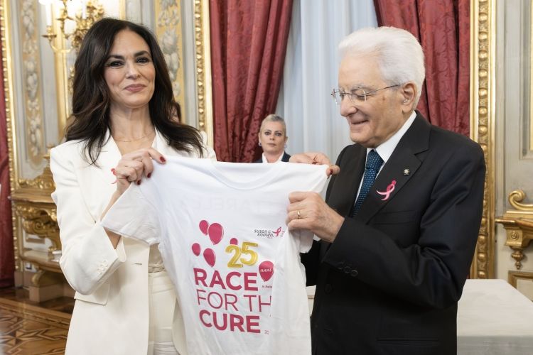 Il Presidente della Repubblica Sergio Mattarella con Maria Grazia Cucinotta, madrina dell’Associazione, in occasione dell’incontro con una delegazione dell’Associazione Komen Italia