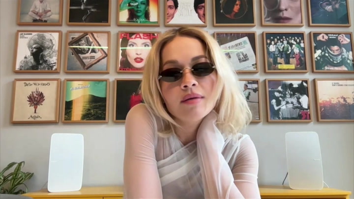 Rita Ora in Dedikiss
