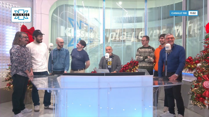 Pinguini Tattici Nucleari in Good Morning Kiss Kiss