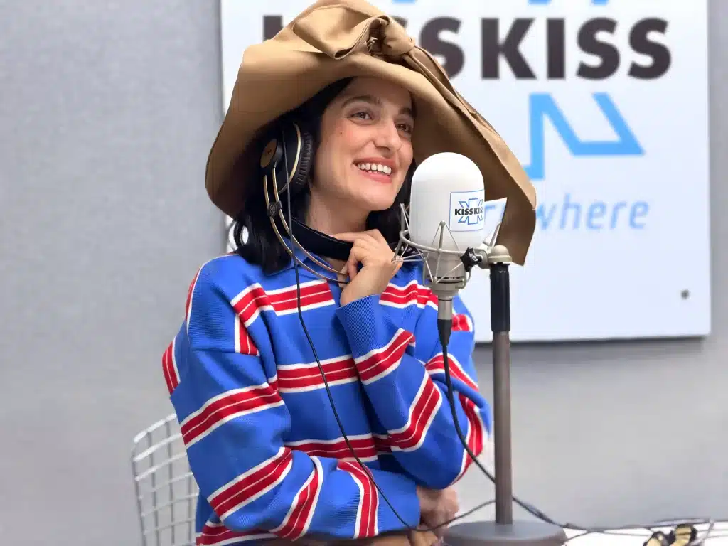 LEVANTE NUOVO ALBUM - A RADIO KISS KISS - la cantautrice presenta “Dell’amore, il fallimento e altri passi di danza” a Radio Kiss Kiss.