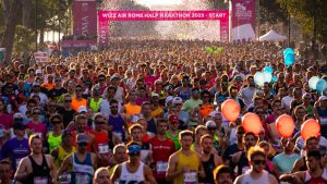 Radio Kiss Kiss Rome Half Marathon 2026, migliaia di runner alla partenza della mezza maratona di Roma tra coriandoli e palloncini colorati.
