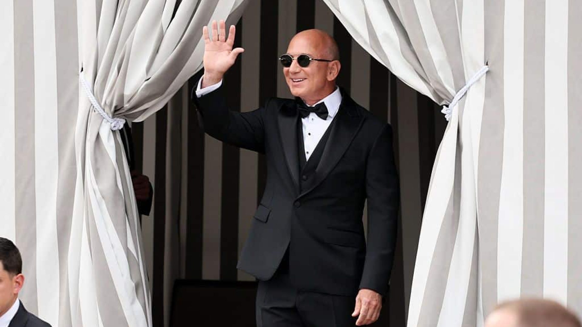 Bezos56.jpg