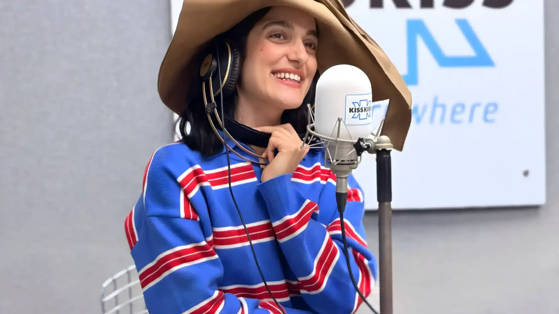 LEVANTE NUOVO ALBUM - A RADIO KISS KISS - la cantautrice presenta “Dell’amore, il fallimento e altri passi di danza” a Radio Kiss Kiss.