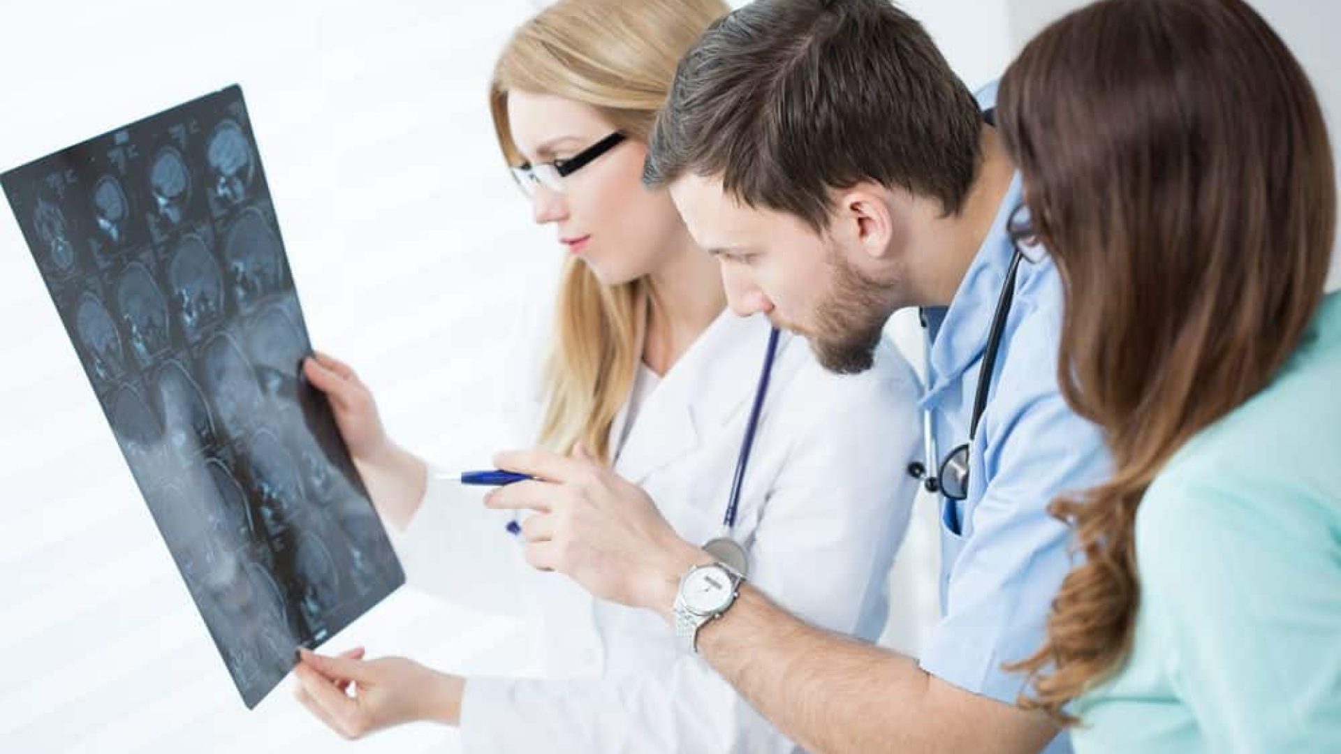 doctorslookingatbrainmriathospital.jpg