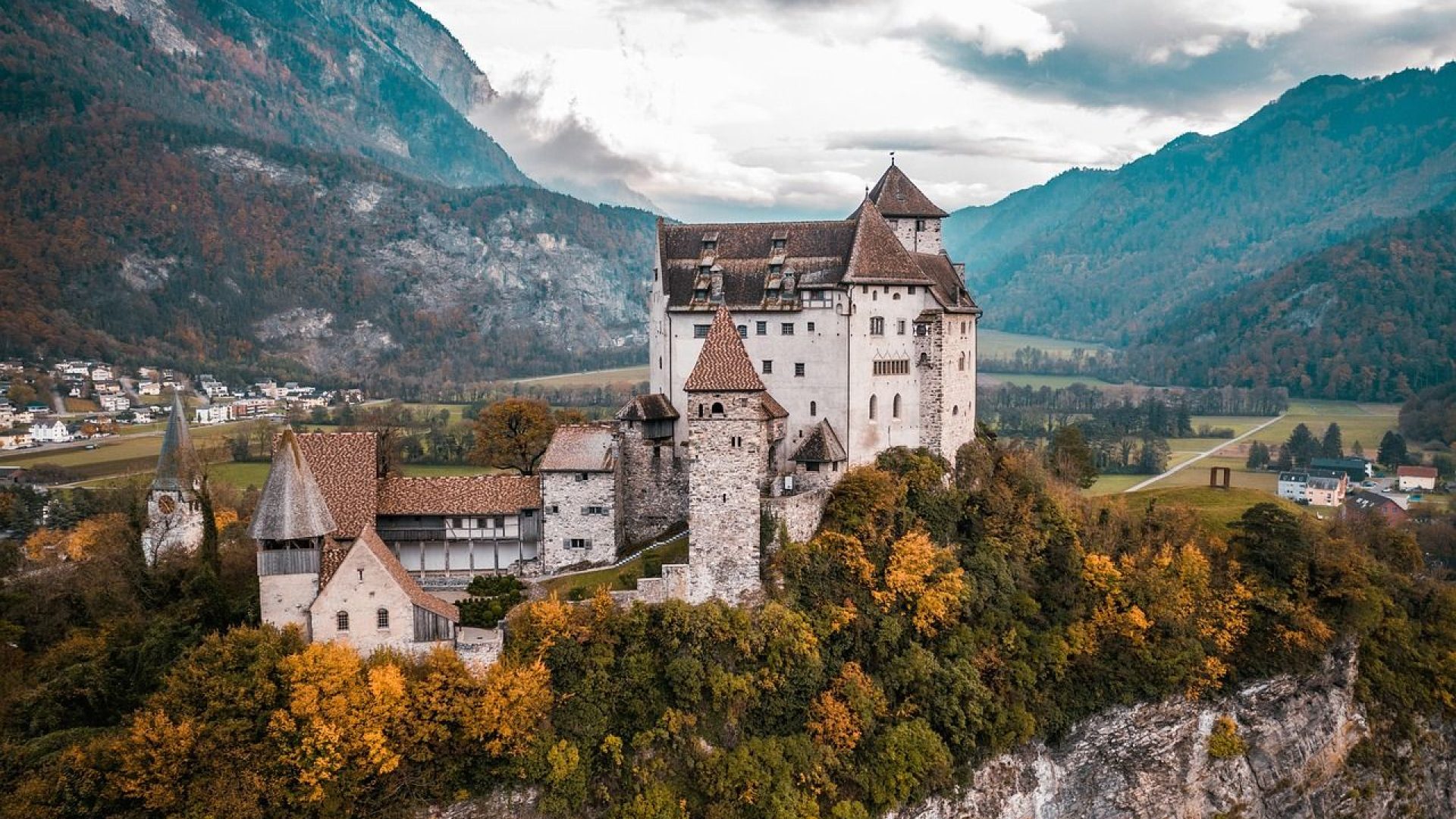 randyjost-castle-5693094_1280.jpg