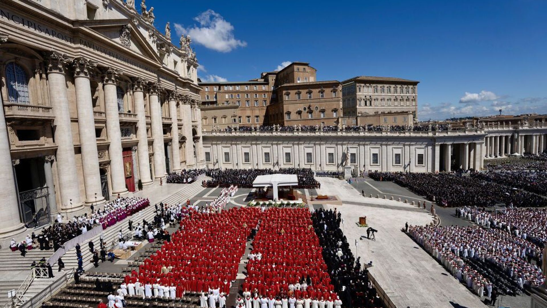 Città del Vaticano, 26/04/2025 - Il sagrato della Basilica di San Pietro gremito per la Santa Messa esequiale del Romano Pontefice Francesco.