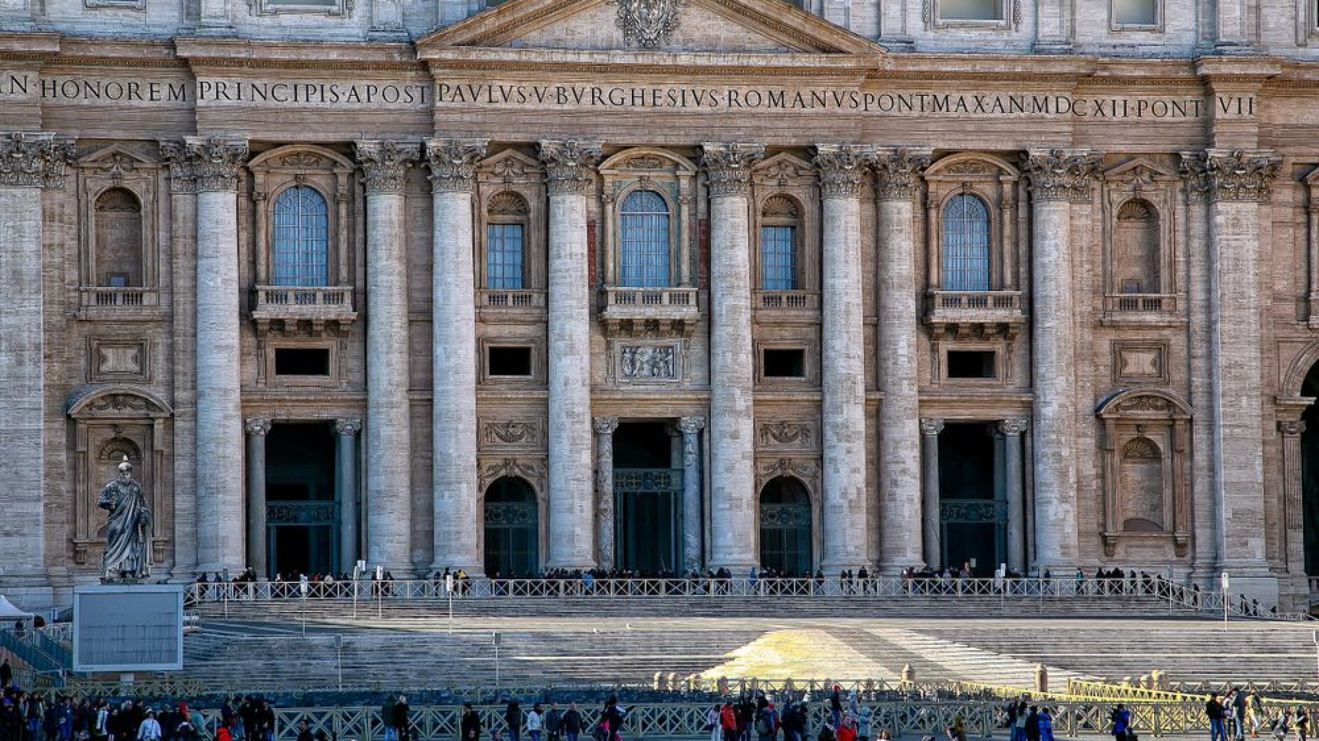 thefaithfulvisitthepapalbasilicaofst-peterin.jpg